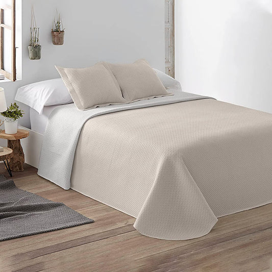 Colcha de retalhos geométrica com enchimento fino. Cor bege.