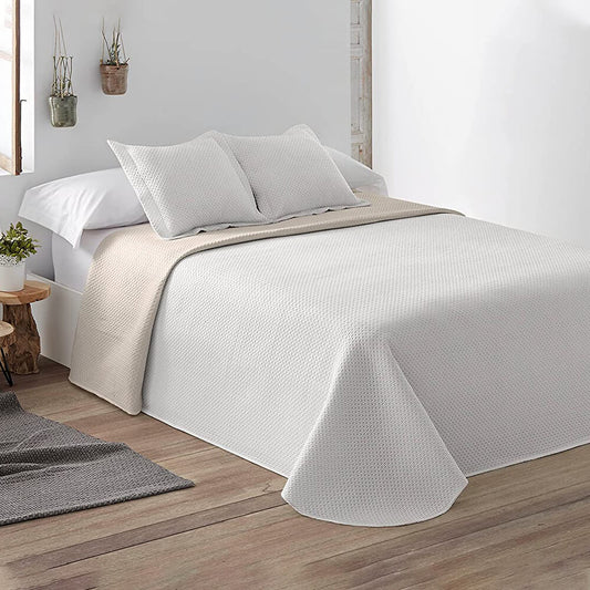 Colcha de retalhos geométrica com enchimento fino. Cor bege.