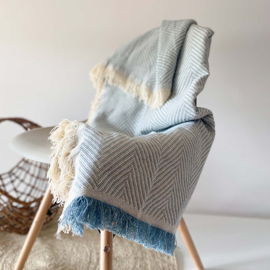 Colcha multiusos para sofá ou cama com franjas. Cor bege e cru.