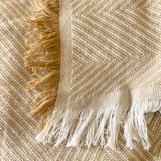 Colcha verano multiusos para sofá o cama. Color camel.