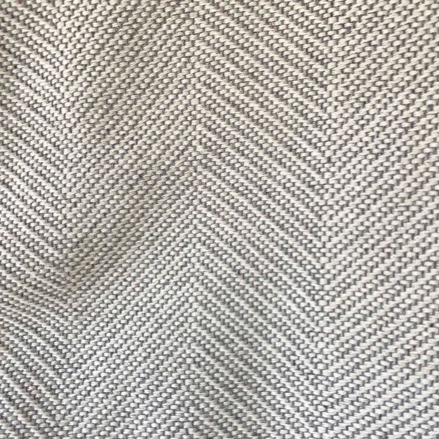Colcha multiusos para sofá ou cama com franjas. Cor cinza pérola.