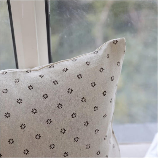 Capa de almofada em Linho Natural e Algodão Terracota: elegância minimalista para sua casa.