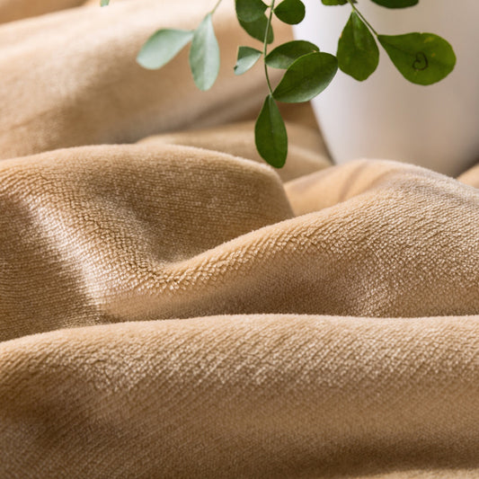 Manta polar e extra macia reversível. Cor azul escura.