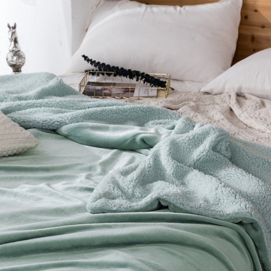 Manta polar e extra macia reversível. Cor azul escura.