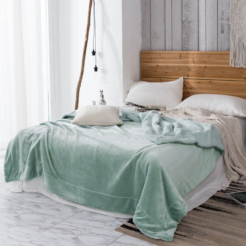 Manta polar e extra macia reversível. Cor azul escura.