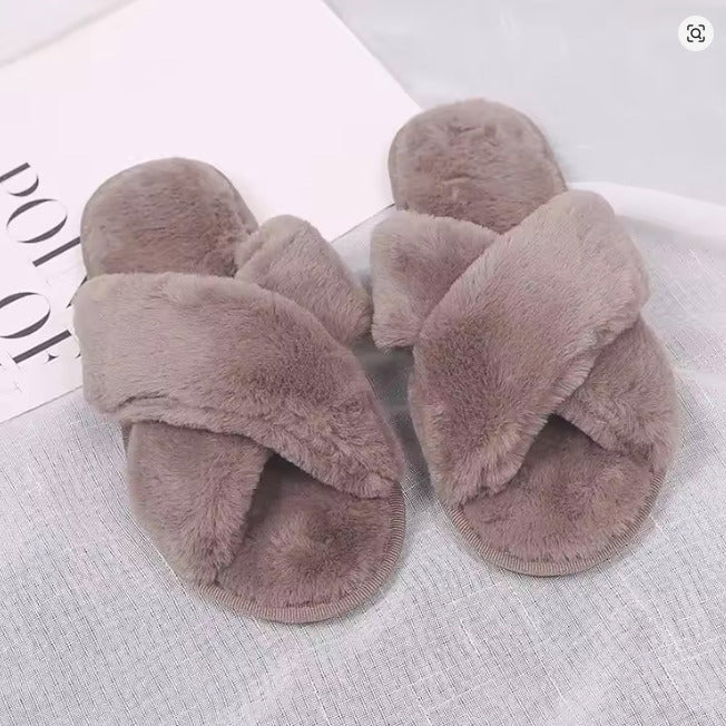 Zapatillas de casa marrón abiertas con pelo muy suave