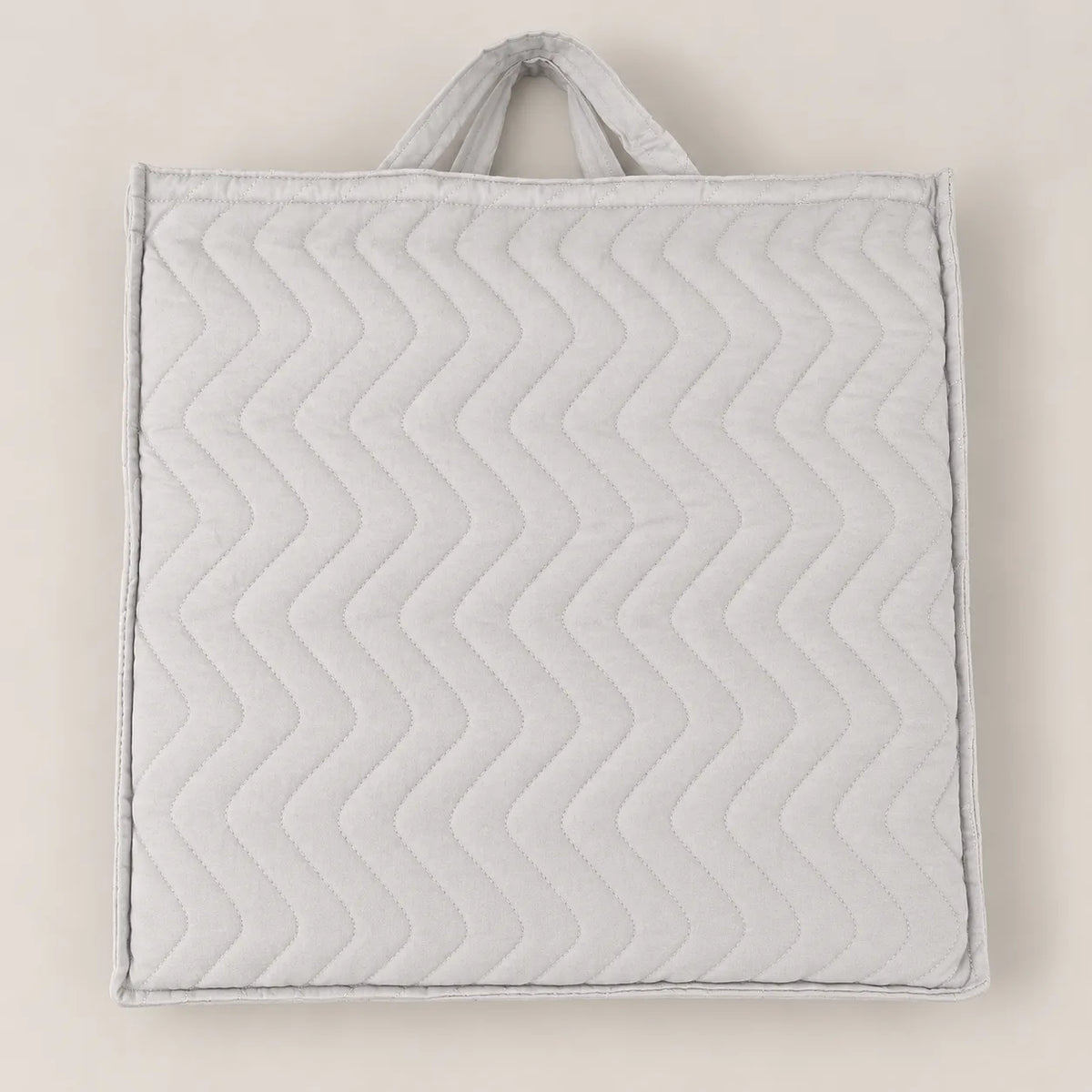 Funda textil de empaque y almacenamiento incluida para guardar la colcha ligera de Oma Home.