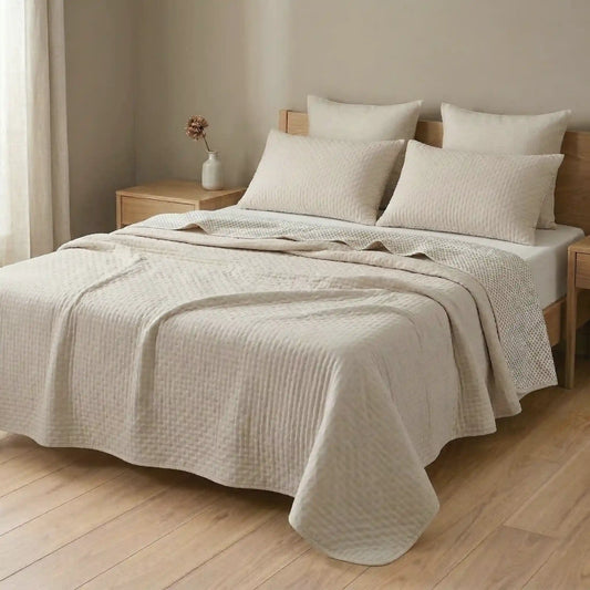Cama de matrimonio decorada con colcha bouti de verano beige clara y ligera