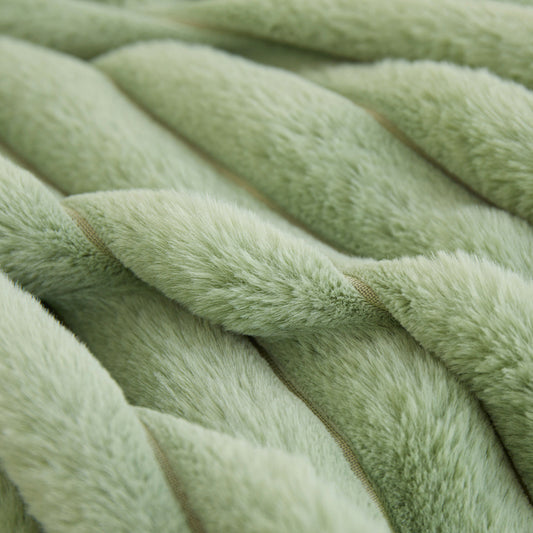 Funda de cojín de pelo corto polar verde con textura de rayas, medida 45x45 cm, suave, cálida y decorativa para sofá o cama.