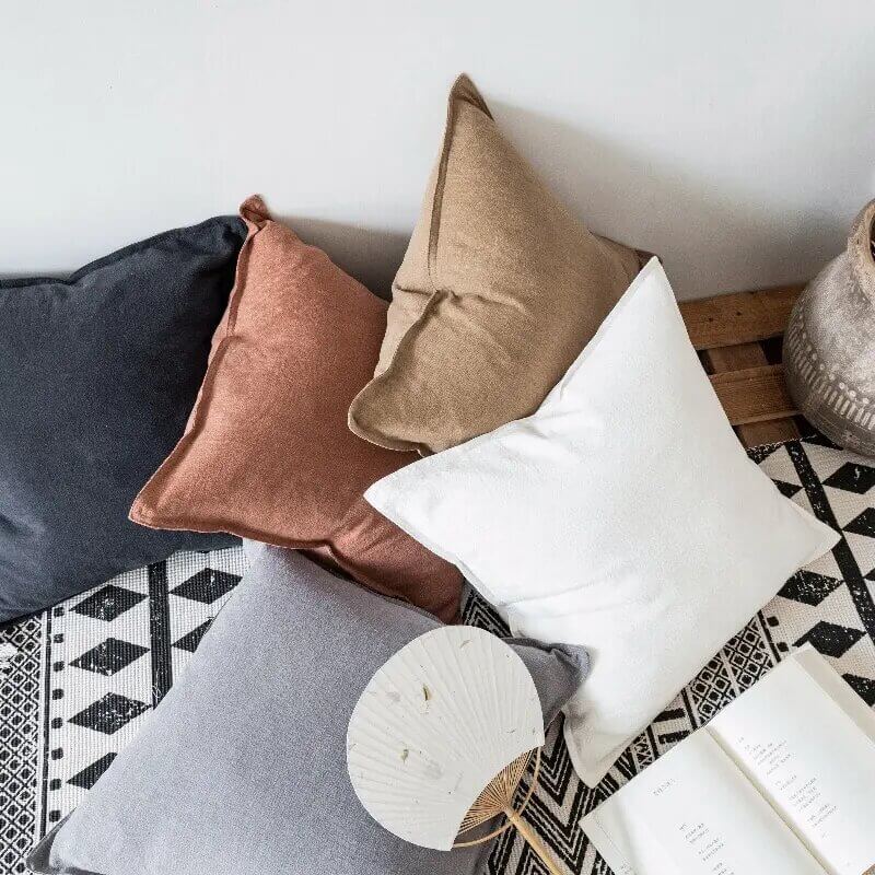Capa de almofada branca de algodão e linho natural: elegância minimalista para a sua casa.