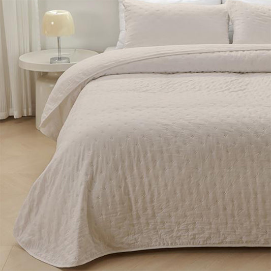 Colcha de retalhos geométrica com enchimento fino. Cor bege.