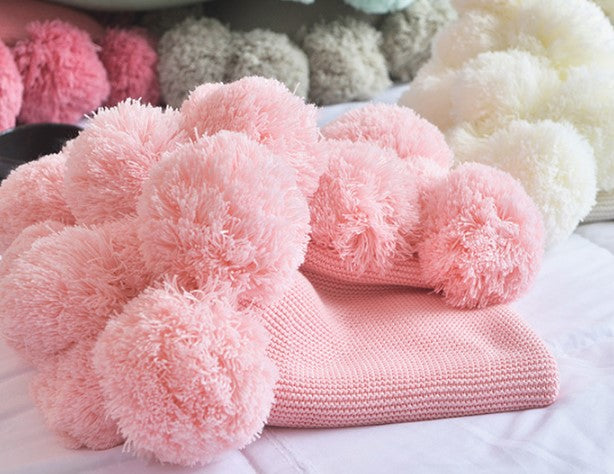 Funda de cojín tejido con pompones 50cm x 50cm. Color rosa. - Oma Home