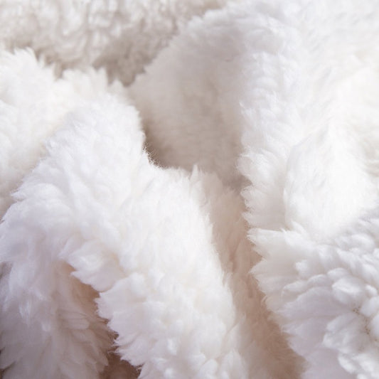 Manta polar e extra macia reversível. Cor bege claro.