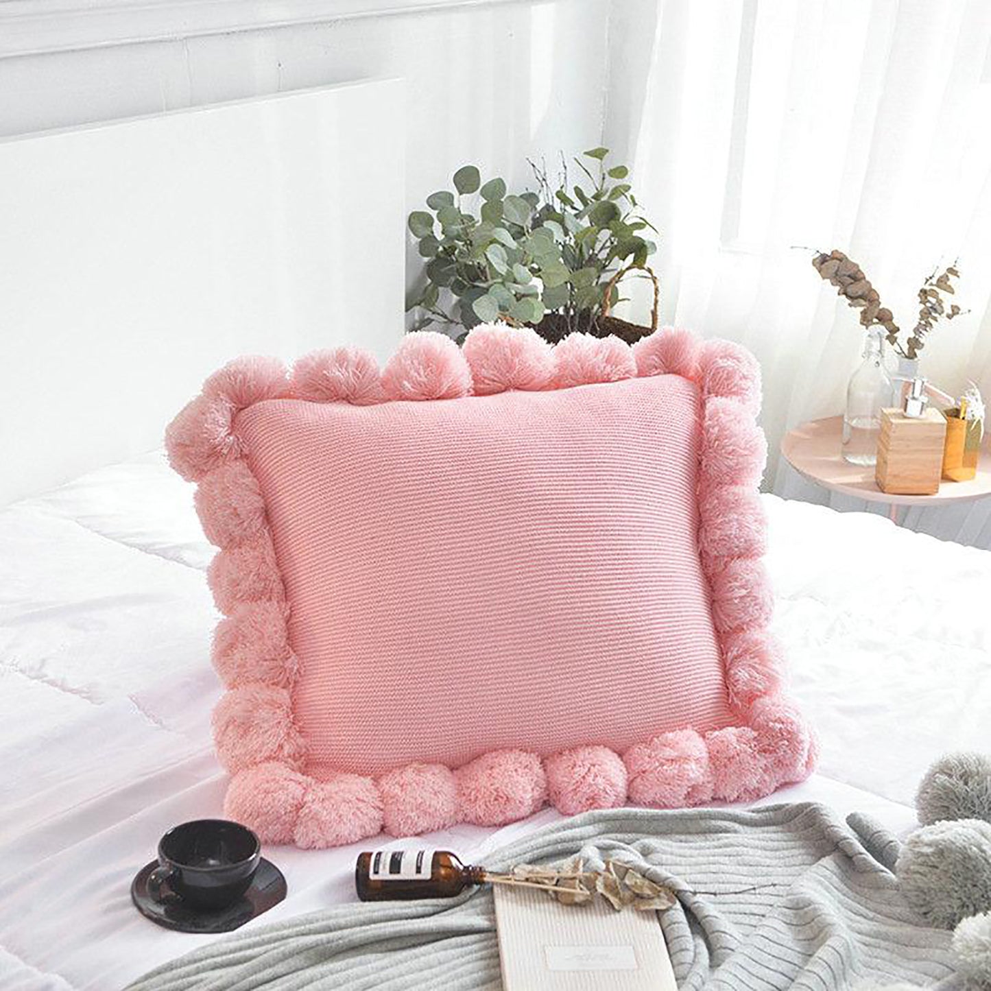 Funda de cojín tejido con pompones 50cm x 50cm. Color rosa. - Oma Home