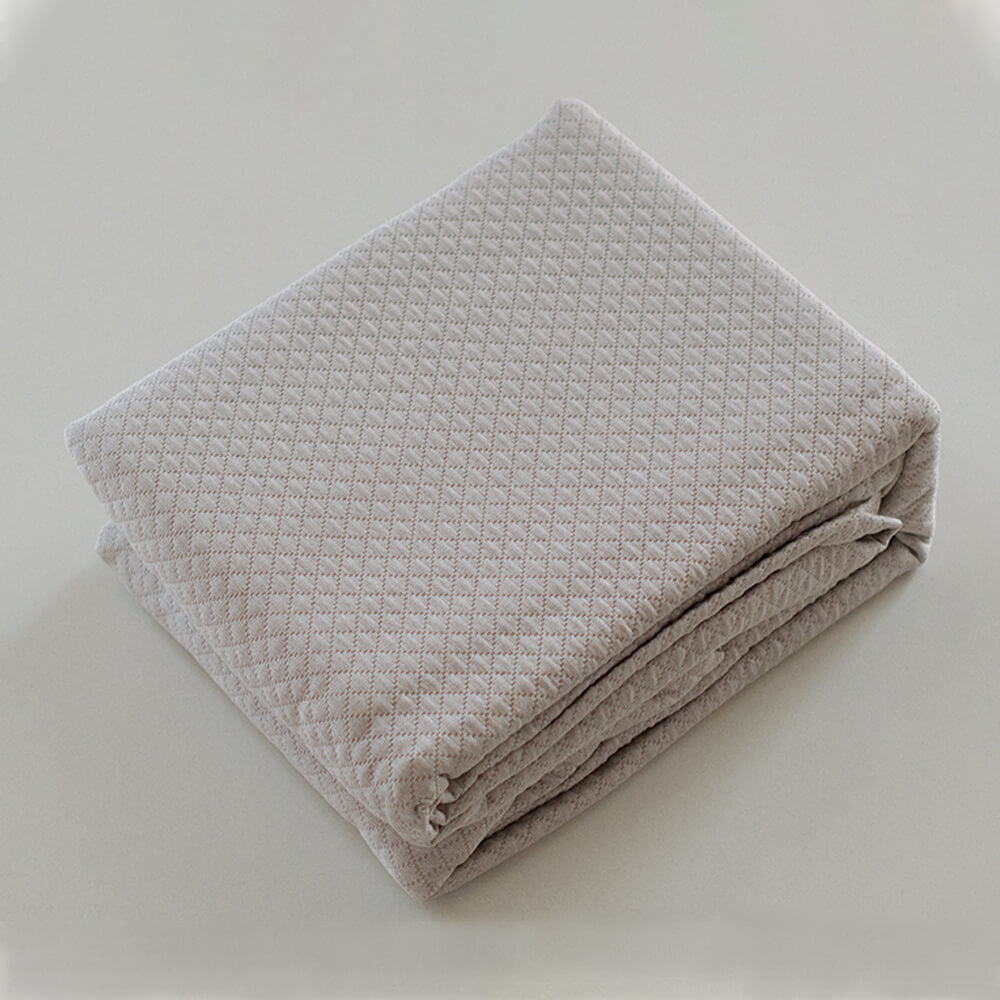 Colcha de retalhos geométrica com enchimento fino. Cor bege.