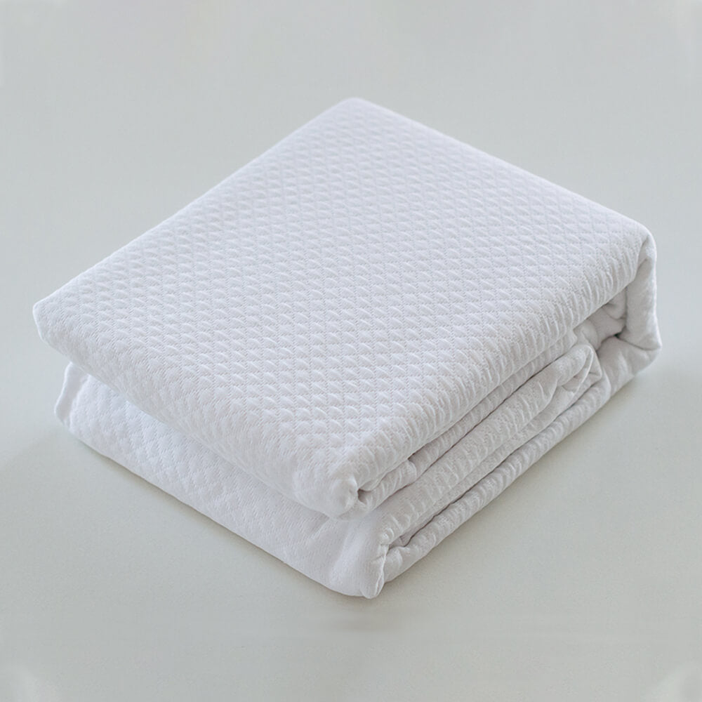 Colcha de retalhos geométrica com enchimento fino. Cor bege.