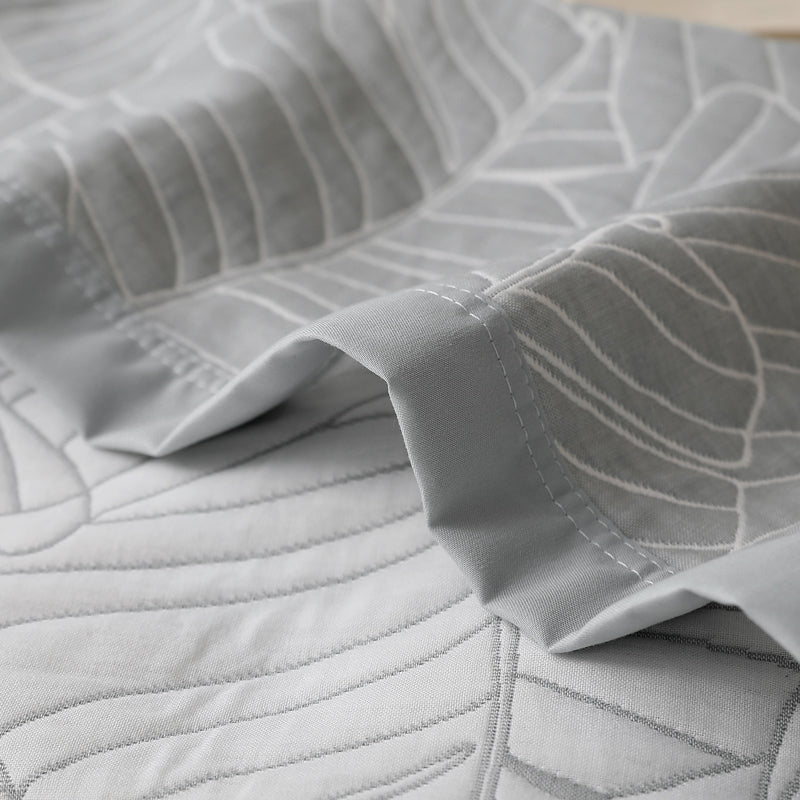 Colcha de verano 100% algodón, Jacquard con hojas. Color gris claro