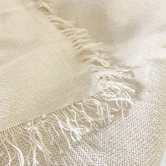 Manta sofá blanco roto para el verano: frescura y comodidad a un precio irresistible.