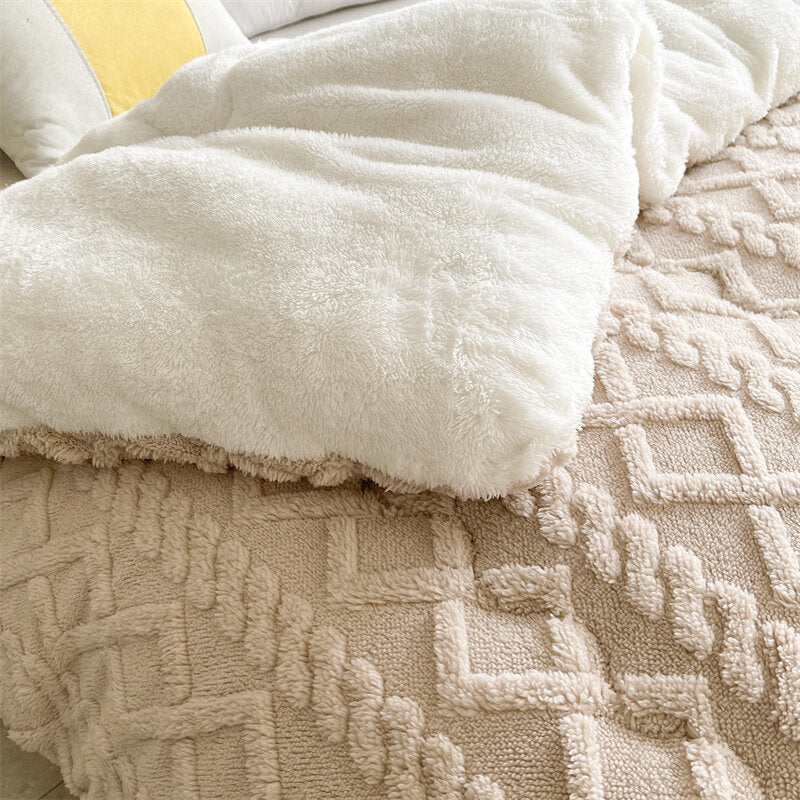 Edredón manta para invierno beige. Abraza la calidez en cada descanso.