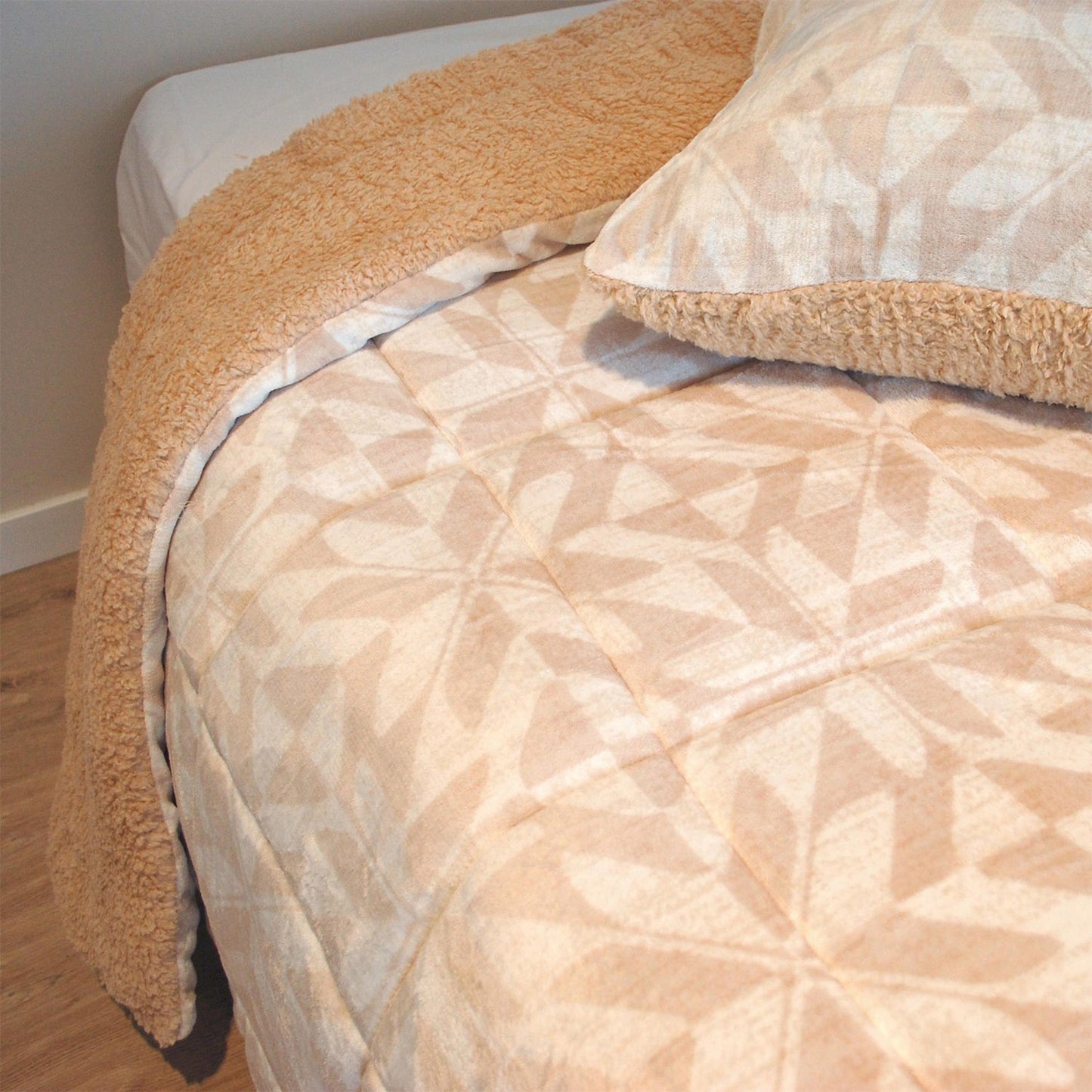 Edredón invierno sherpa cálido beige. Disfruta de un estampado calentito y confortable.
