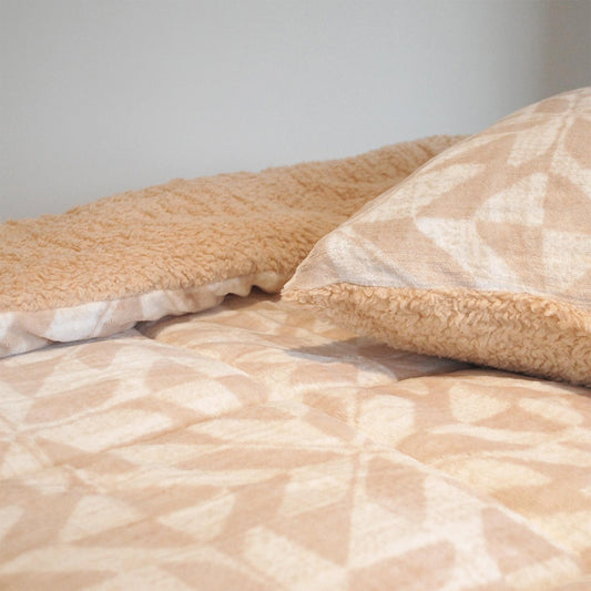 Edredón invierno sherpa cálido beige. Disfruta de un estampado calentito y confortable.