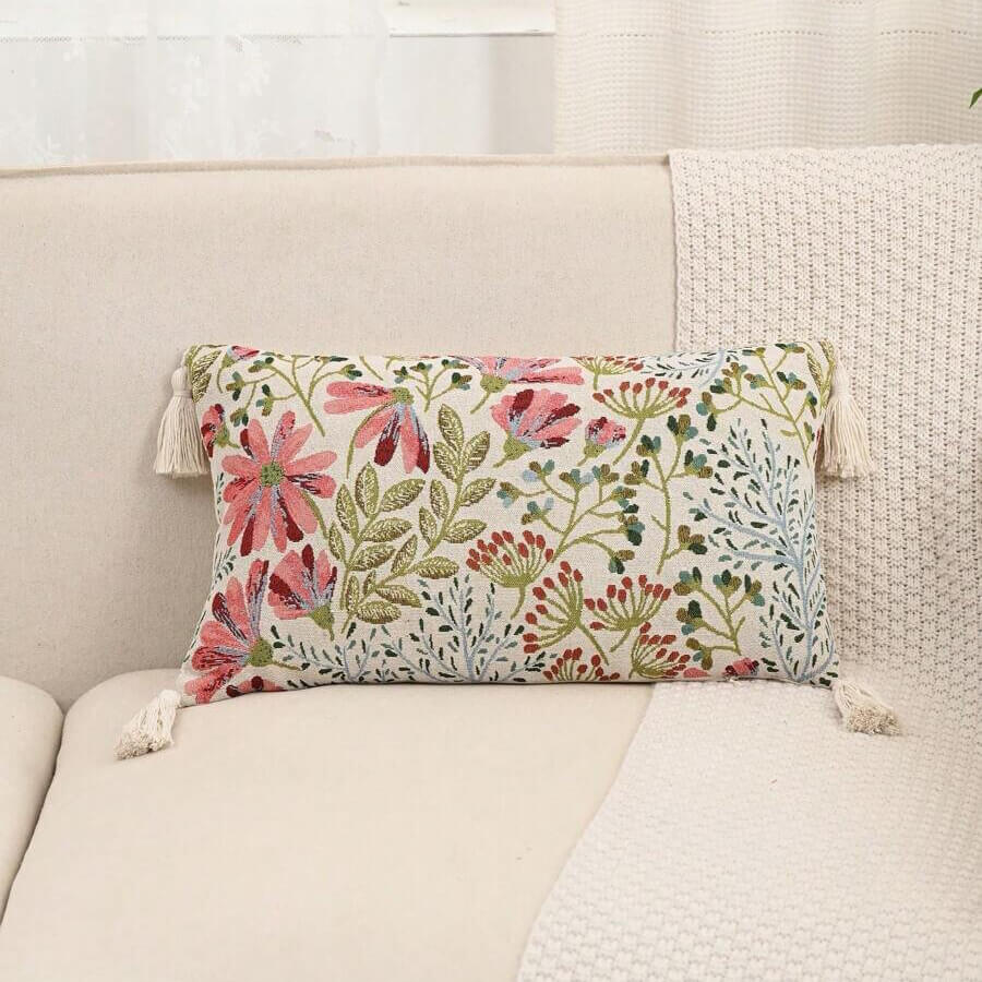 Funda de cojín flores rosa y hojas verdes, tejido premium Jacquard.