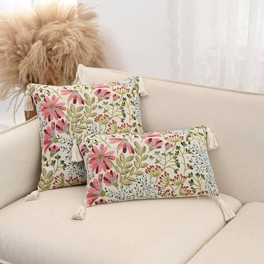 Funda de cojín flores rosa y hojas verdes, tejido premium Jacquard.