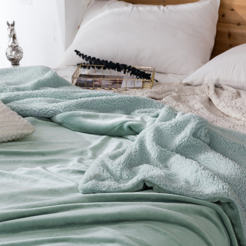 Manta polar e extra macia reversível. Cor azul escura.