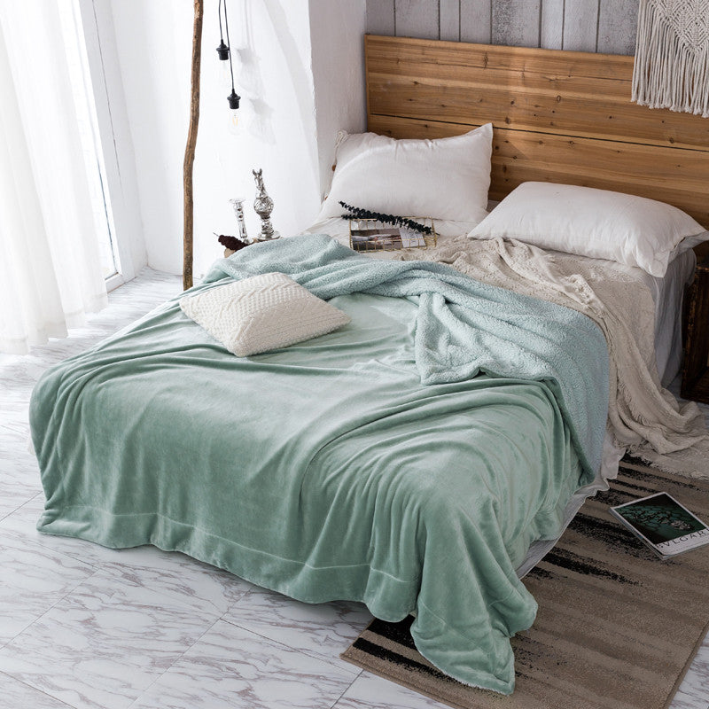 Manta polar e extra macia reversível. Cor azul escura.