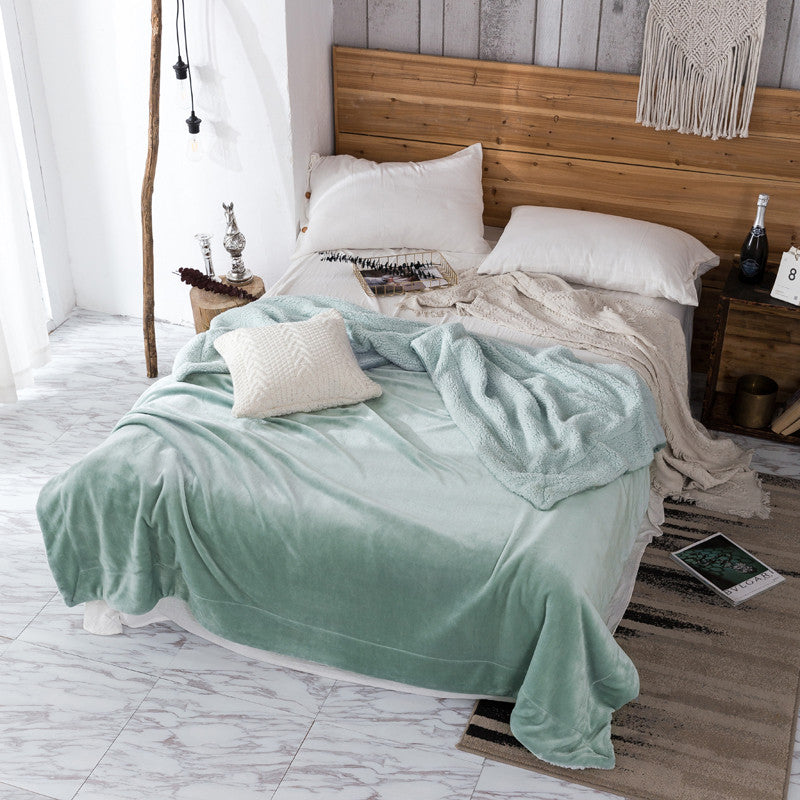 Manta polar e extra macia reversível. Cor azul escura.