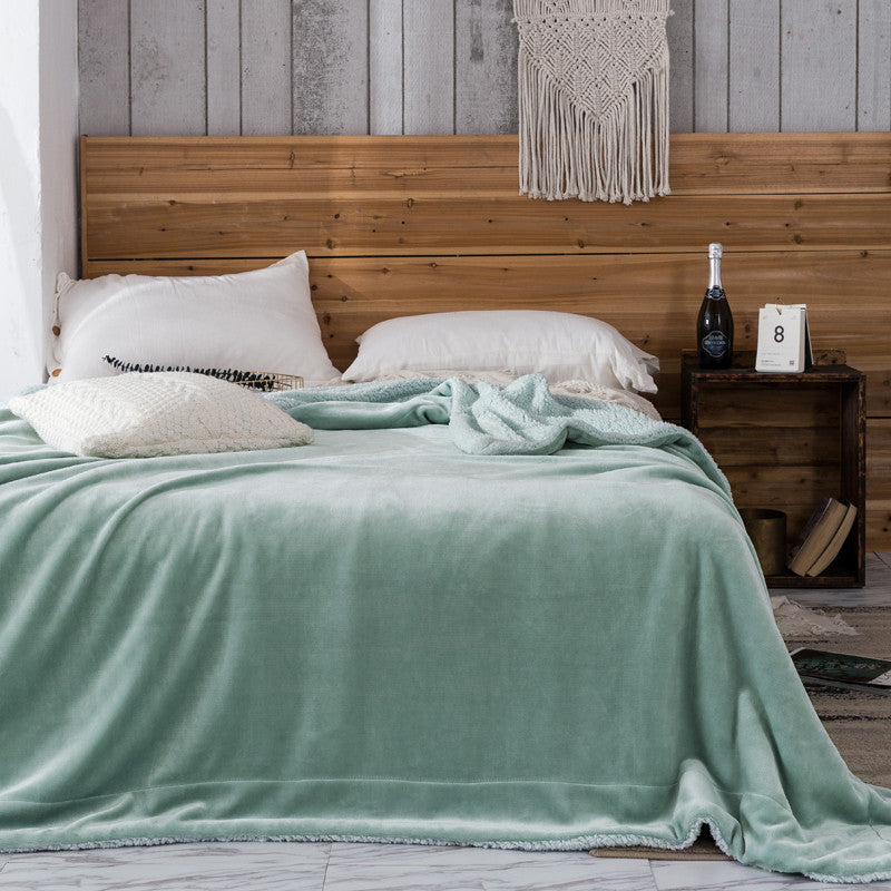 Manta polar e extra macia reversível. Cor azul escura.