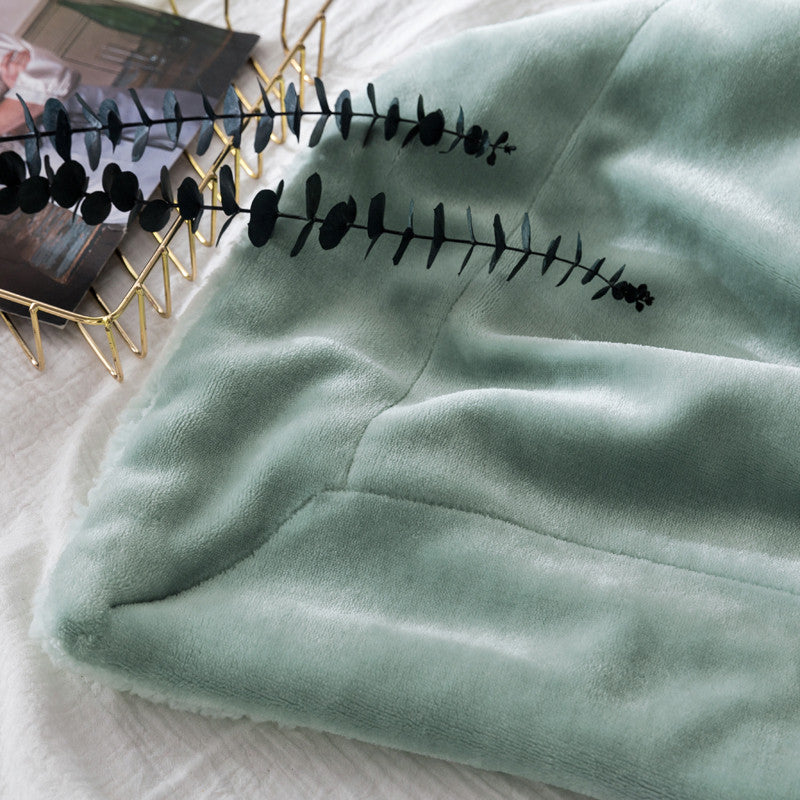 Manta polar e extra macia reversível. Cor azul escura.