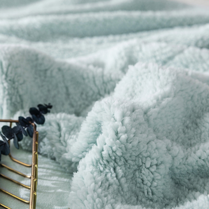 Manta polar e extra macia reversível. Cor azul escura.