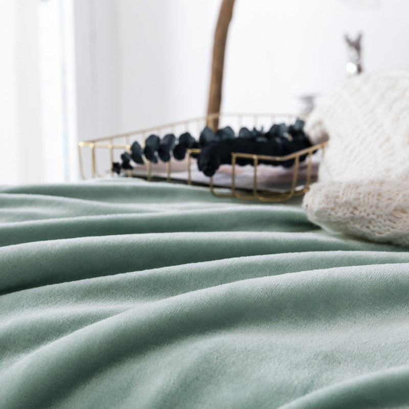 Manta polar e extra macia reversível. Cor azul escura.