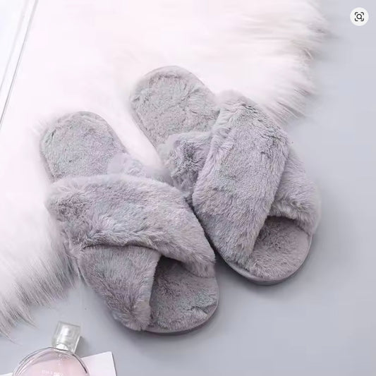 Zapatillas de casa gris abiertas con pelo muy suave