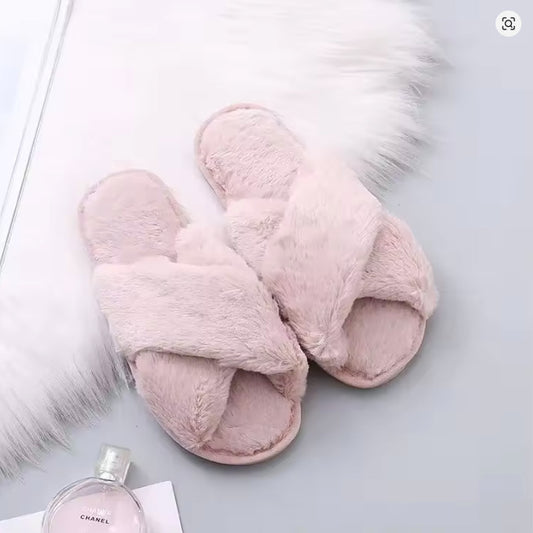 Zapatillas de casa rosa abiertas con pelo muy suave