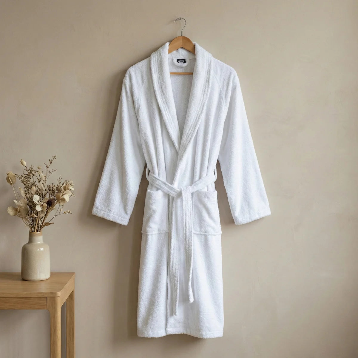 Albornoz blanco de lujo 100% algodón peinado de 450 gramos, diseño unisex con cuello smoking.