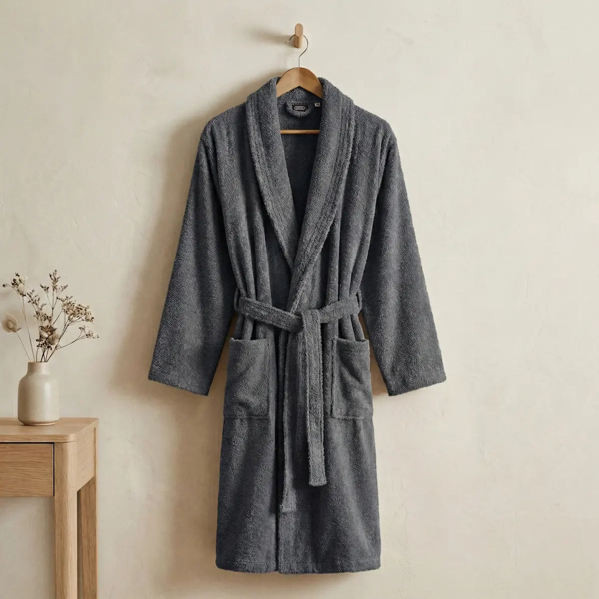 Albornoz gris oscuro de lujo 100% algodón peinado de 450 gramos, diseño unisex con cuello smoking.