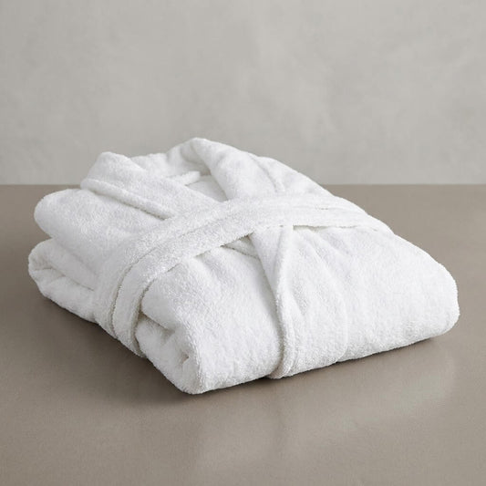 Primer plano del albornoz con el tejido de rizo americano de alta absorción 450 gramos en color blanco.