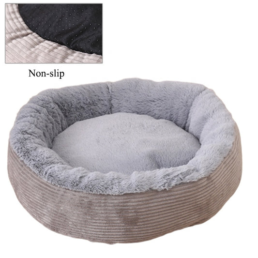Cama de perro gris claro con pelo corto y exterior polar suave