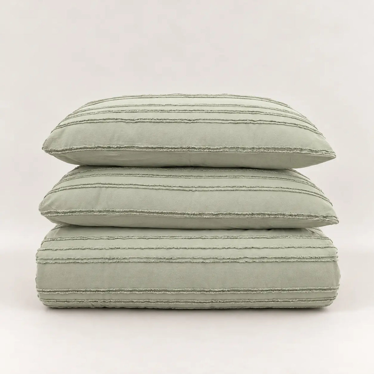 Set Colcha bouti verde salvia doblada, con las dos fundas de almohada