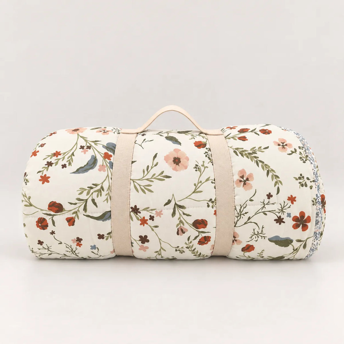 Duvet with red flowers and a practical handle for easy wardrobe storage.