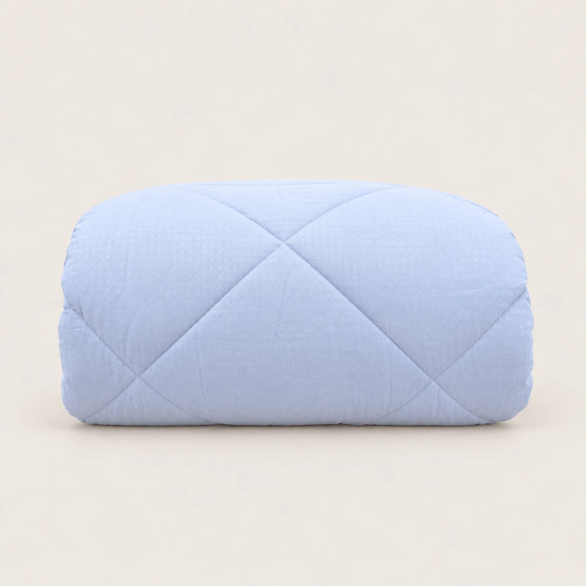 Edredón nórdico azul de microfibra extrasuave doblado, ideal para dar un toque de color y serenidad al dormitorio.