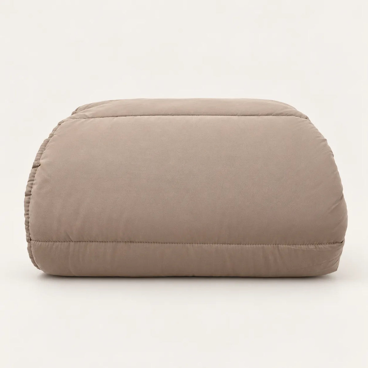 Edredón nórdico Premium bicolor camel y blanco roto doblado.