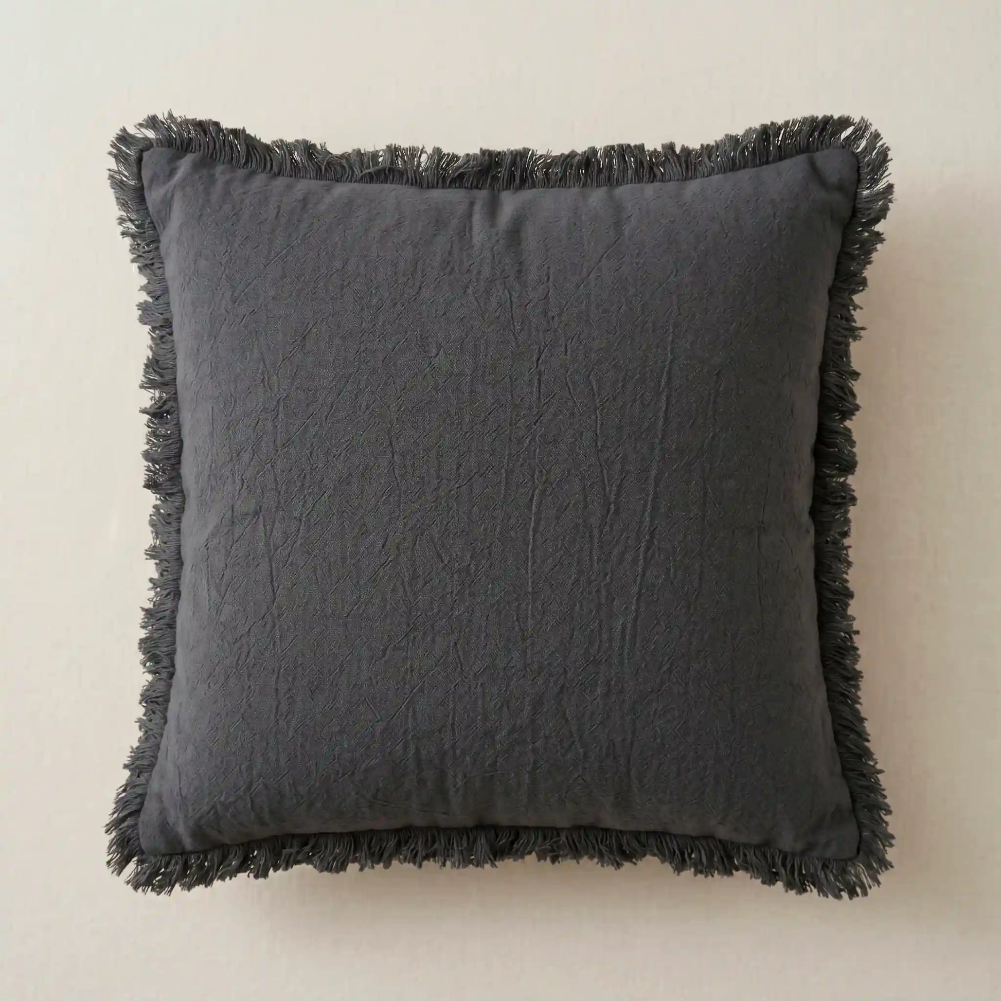 Funda de cojín gris oscuro de 100% algodón con detalles de flecos de Omahome. Diseño moderno para sofá.