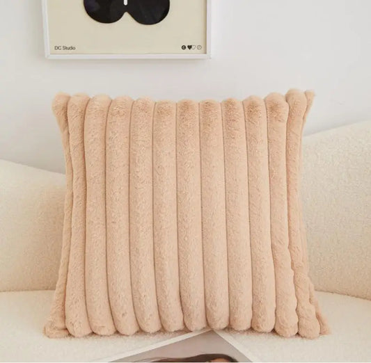 Funda de cojín de pelo corto polar beige con textura de rayas, medida 45x45 cm, suave, cálida y decorativa para sofá o cama.