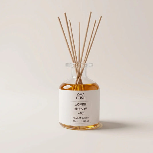 Mikado aromático Jasmine Blossom de Oma Home con difusor de sticks. Base natural floral sin alcohol fabricada en Barcelona, España.