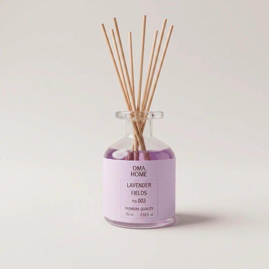Mikado aromático Lavender Fields de Oma Home con difusor de sticks con los palitos puestos. Base natural sin alcohol fabricada en Barcelona, España.