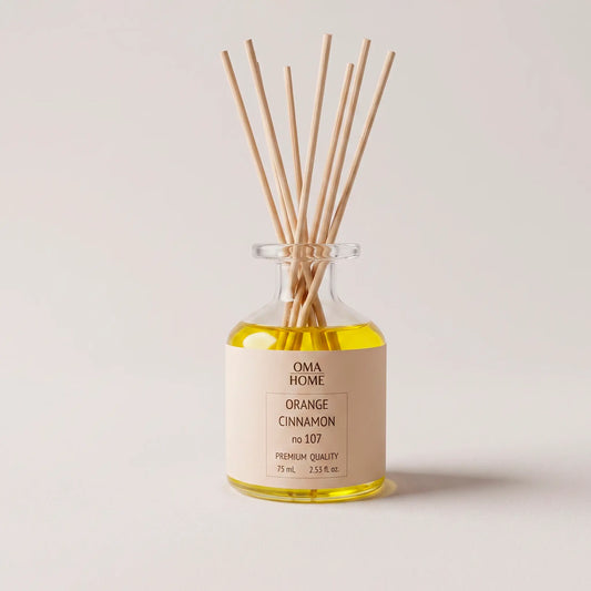 Mikado aromático Orange Cinnamon de Oma Home con palitos abierto, olor canela y naranja. Base natural sin alcohol fabricada en Barcelona, España.