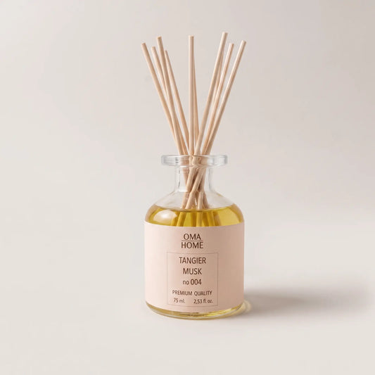 Mikado aromático Tangier Musk de Oma Home con difusor de sticks, abierto. Base natural sin alcohol fabricada en Barcelona, España.